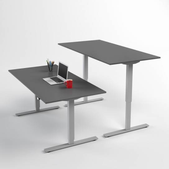 hoj-och-sankbart-skrivbord-silver-stativ-och-gra-skiva